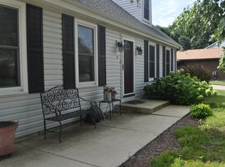 73 Lockman Cir, Elgin, IL 60123