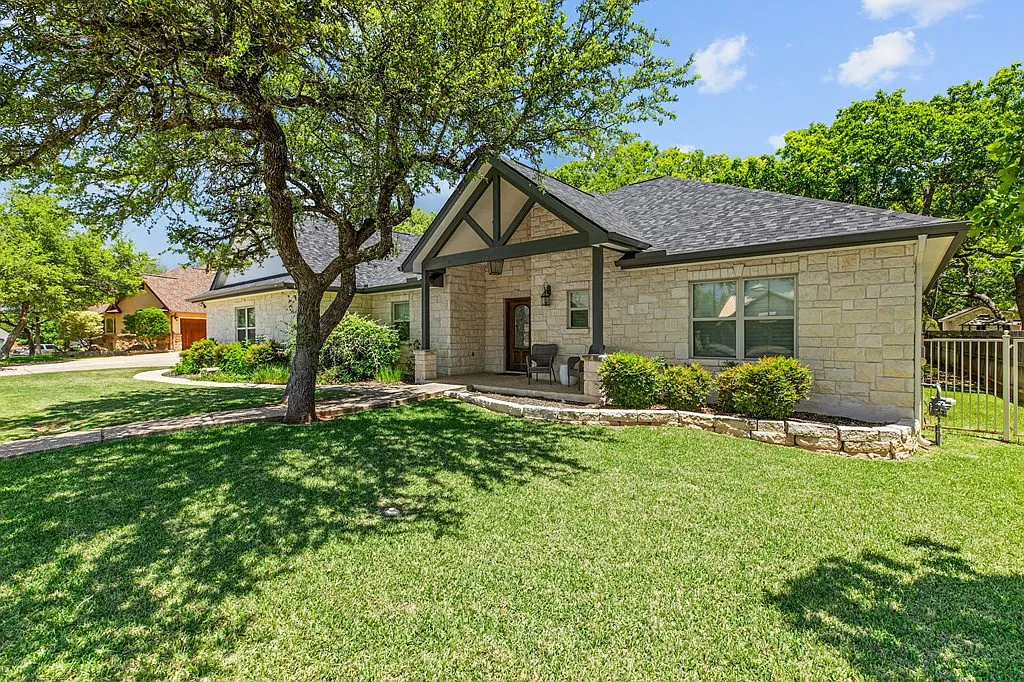 3 bed, 2146 sqft, $3,100 — Photo 2