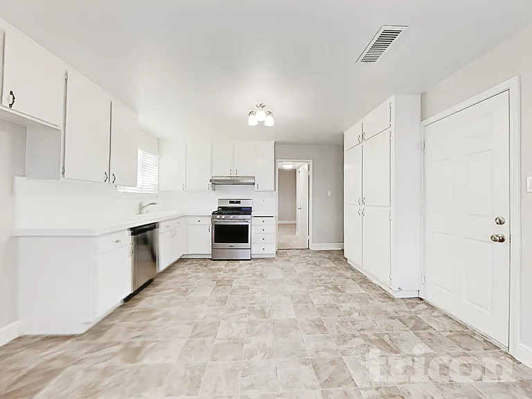 4673 Tallyho Dr — Photo 8