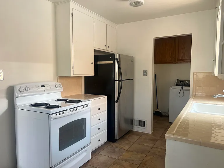 307 Madison St NE — Photo 12