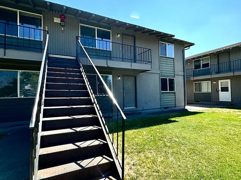 1618 SW Lava Ave — Photo 1