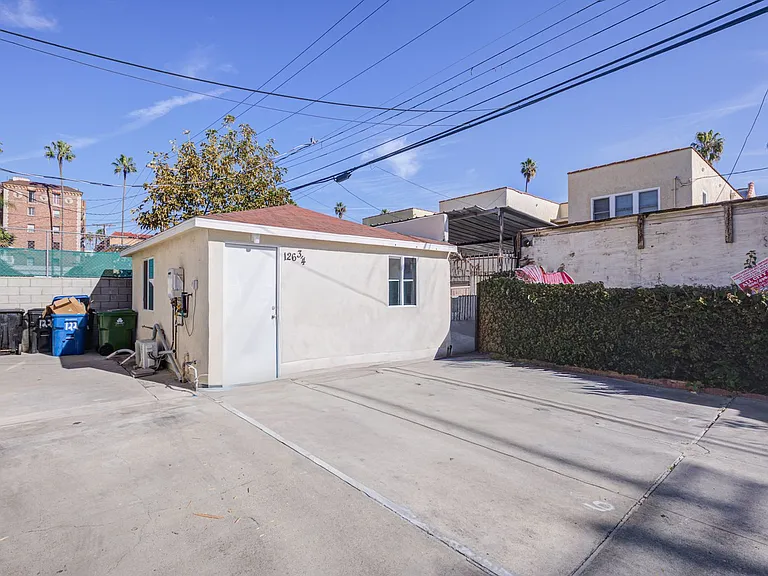 Berendo Street Apartments — Photo 24