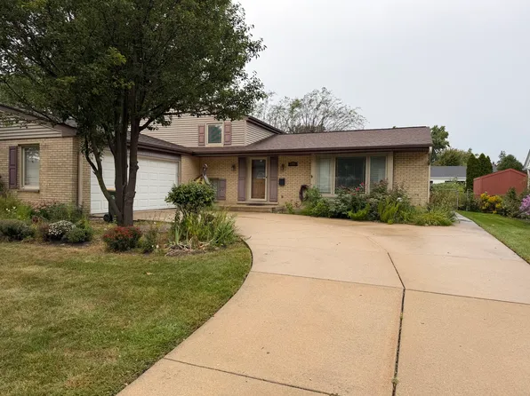 1622 S Surrey Ridge Dr, Arlington Heights, IL 60005