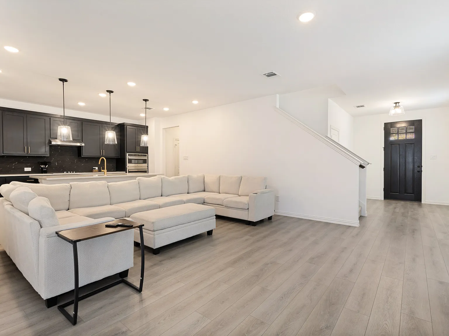 4 bed, 2.5 bath, 2299 sqft, $2,600 — Photo 4
