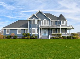 19 Castle Ct, Wading River, NY 11792