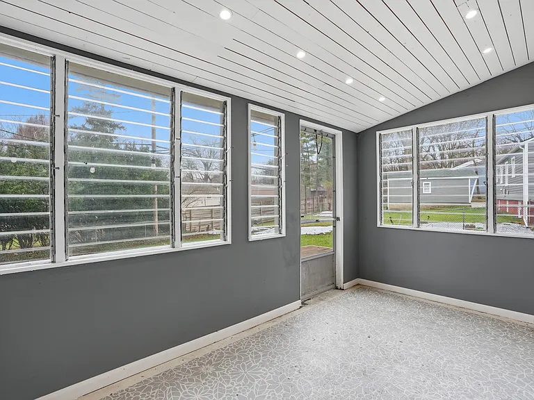 831 Loyola Dr — Photo 31