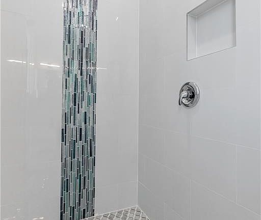 5th image of 507 Kilarney Ave S