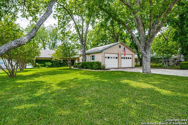 1st image of 3040 River Oaks Dr