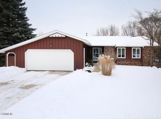 2075 Foxridge Dr NE, Grand Rapids, MI 49505