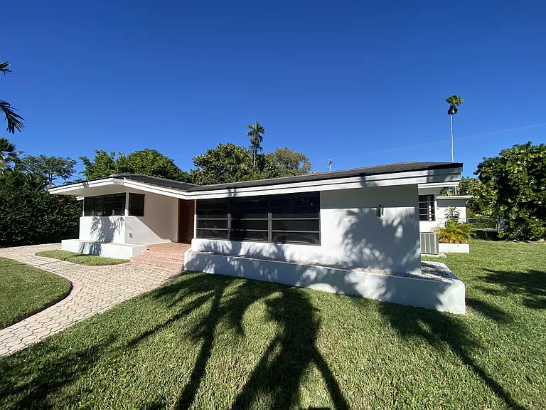 1101 Bay Dr — Photo 3