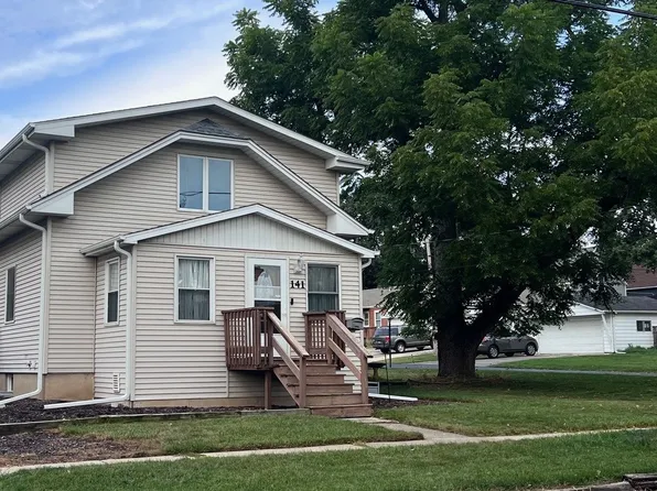 141 N Lord Ave, Carpentersville, IL 60110