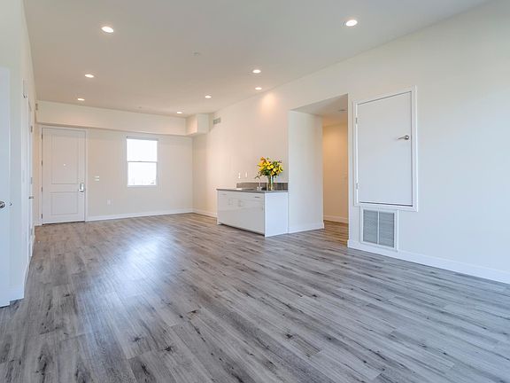 3rd image of 625 S Pacific Ave #103