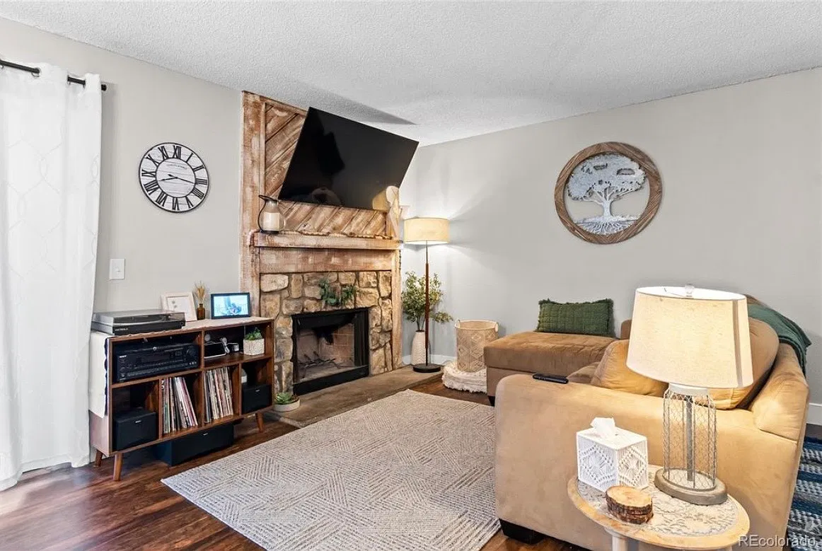 2 bed, 1032 sqft, $1,899 — Photo 4