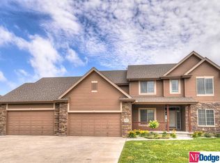 6654 Crest Ridge Dr, Papillion, NE 68133