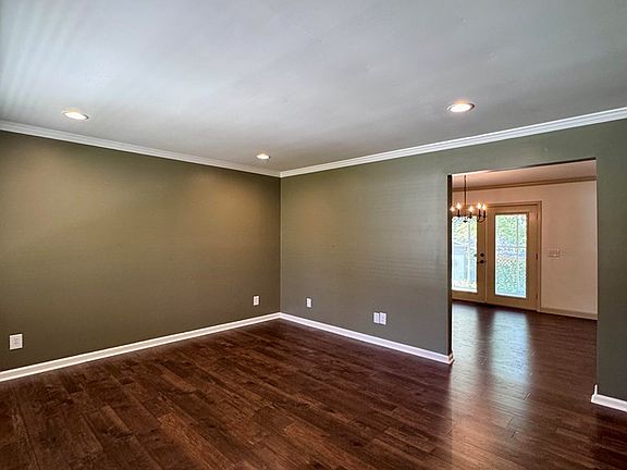 5th image of 1905 Greenview Dr