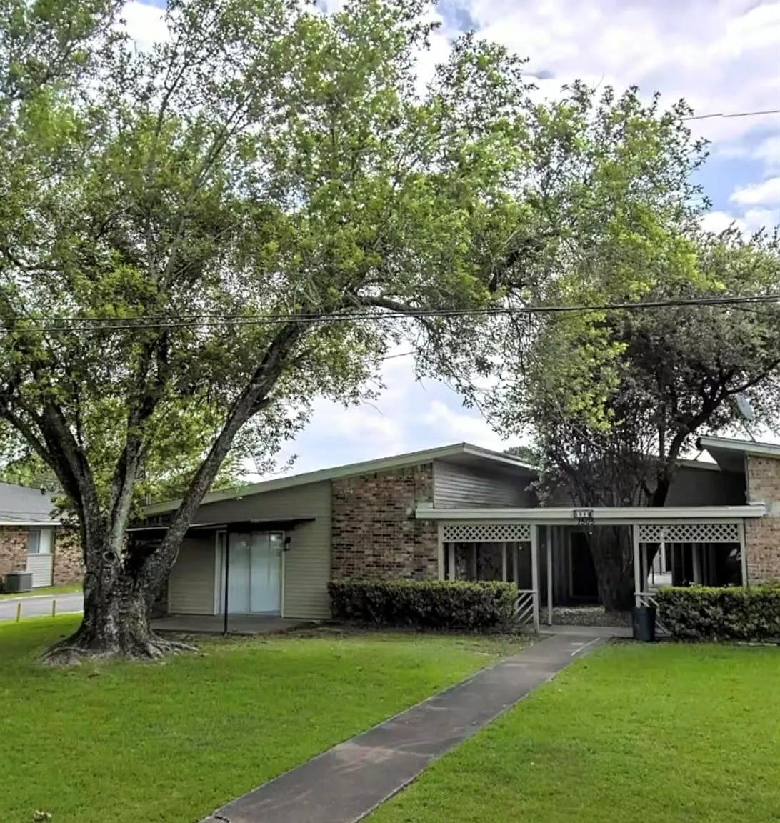 2 bed, 1.0 bath, 900 sqft, $1,150 — Photo 1