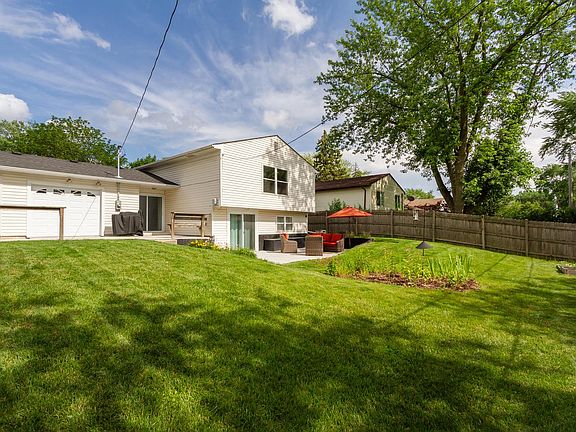3rd image of 6976 Plumtree Ln