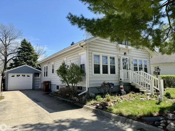 706 N Maple St, Carroll, IA 51401