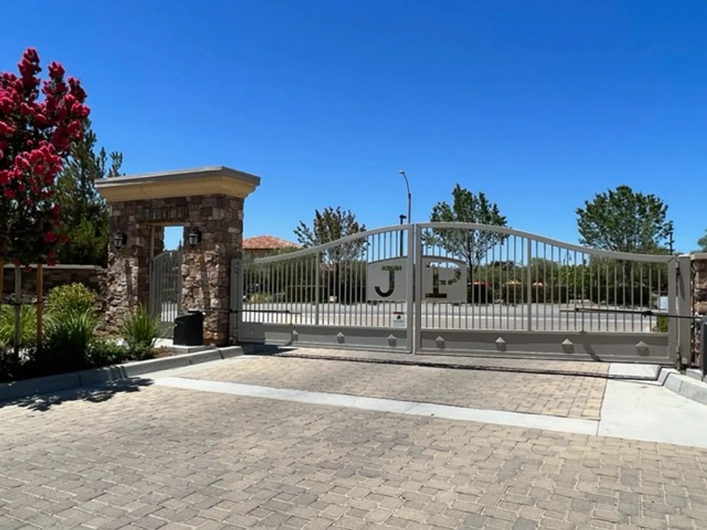 Exquisite 3 bed 2 bath luxury home in JP Ranch! — Photo 2