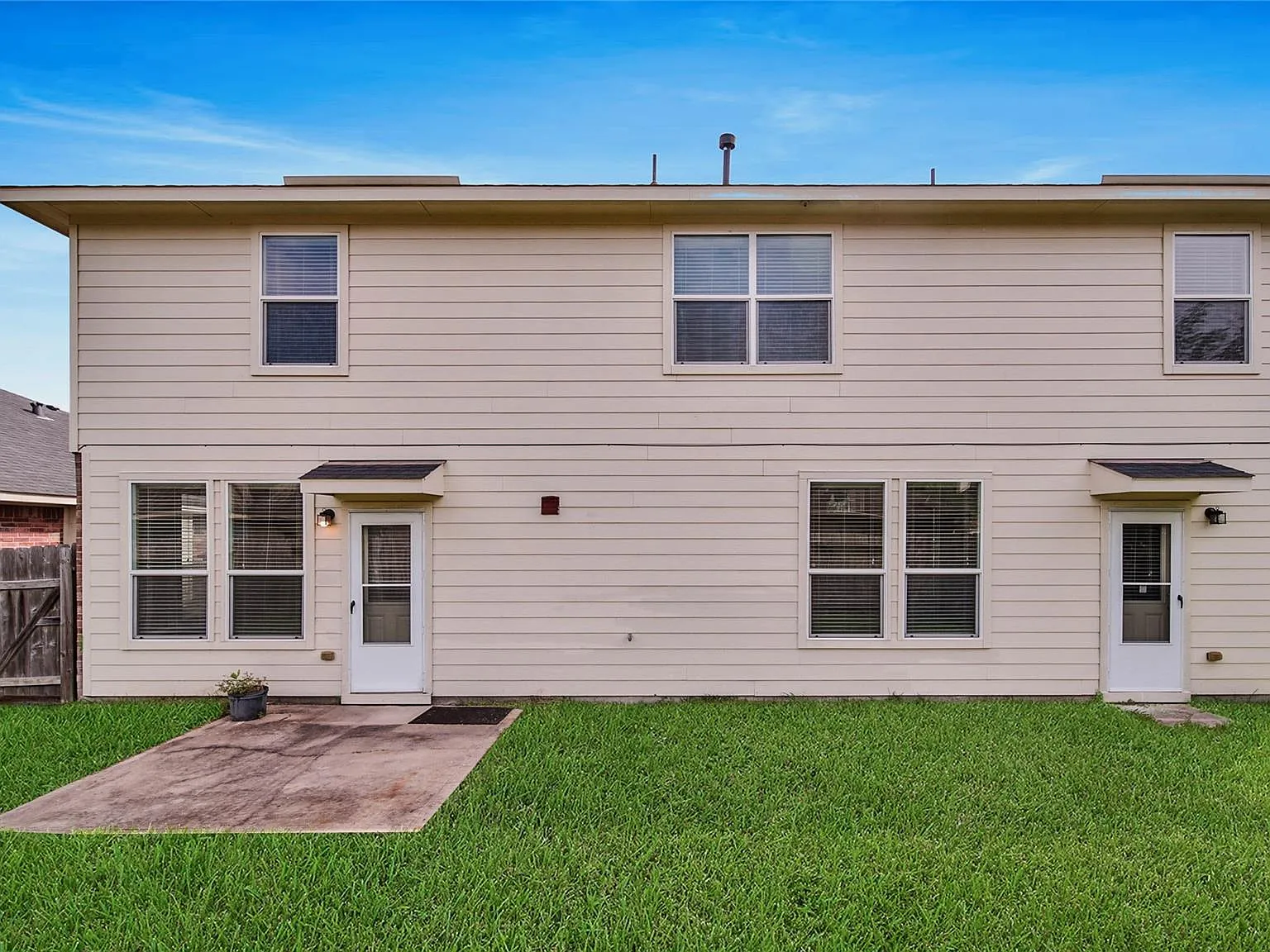 3 bed, 3.5 bath, 2082 sqft, $2,300 — Photo 3