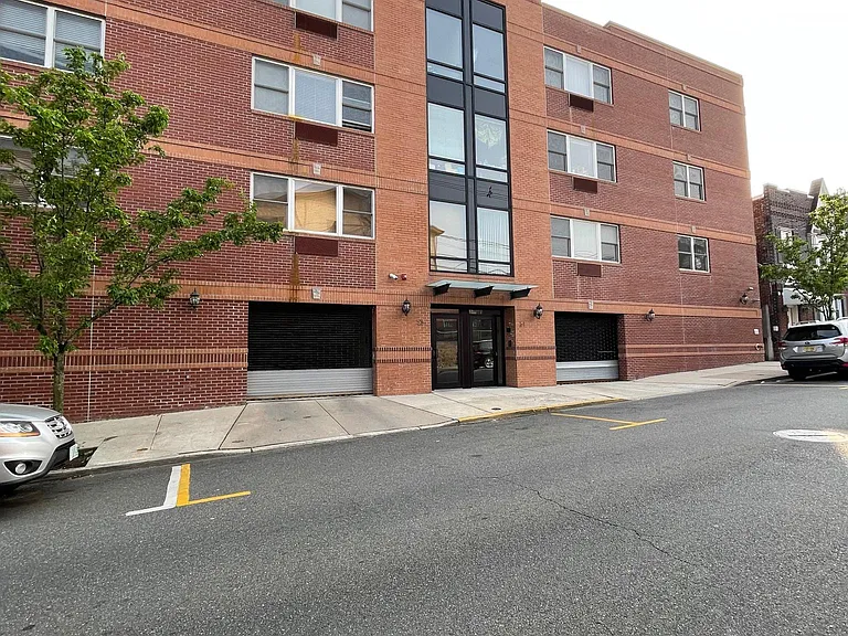 55 68th St #2B — Photo 2