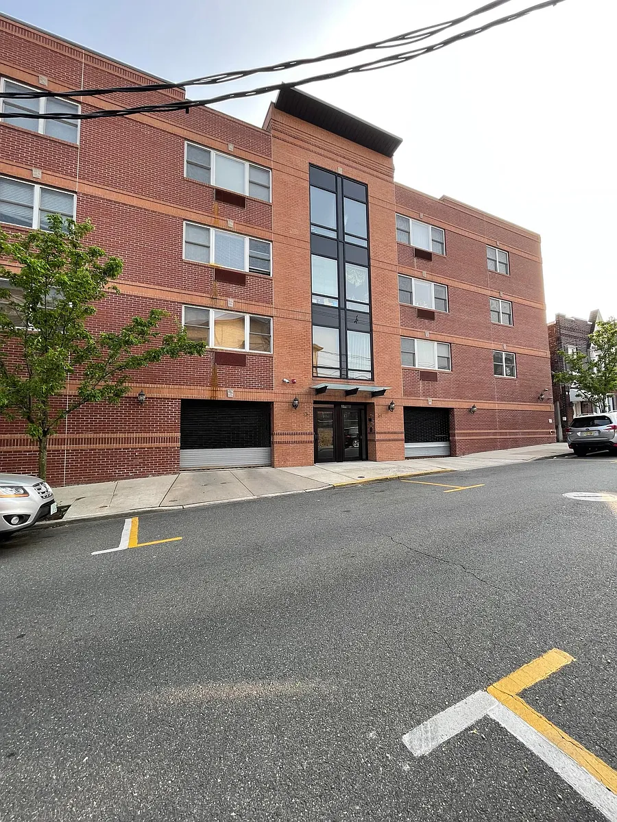 Building Photo - 55 68th St #2B