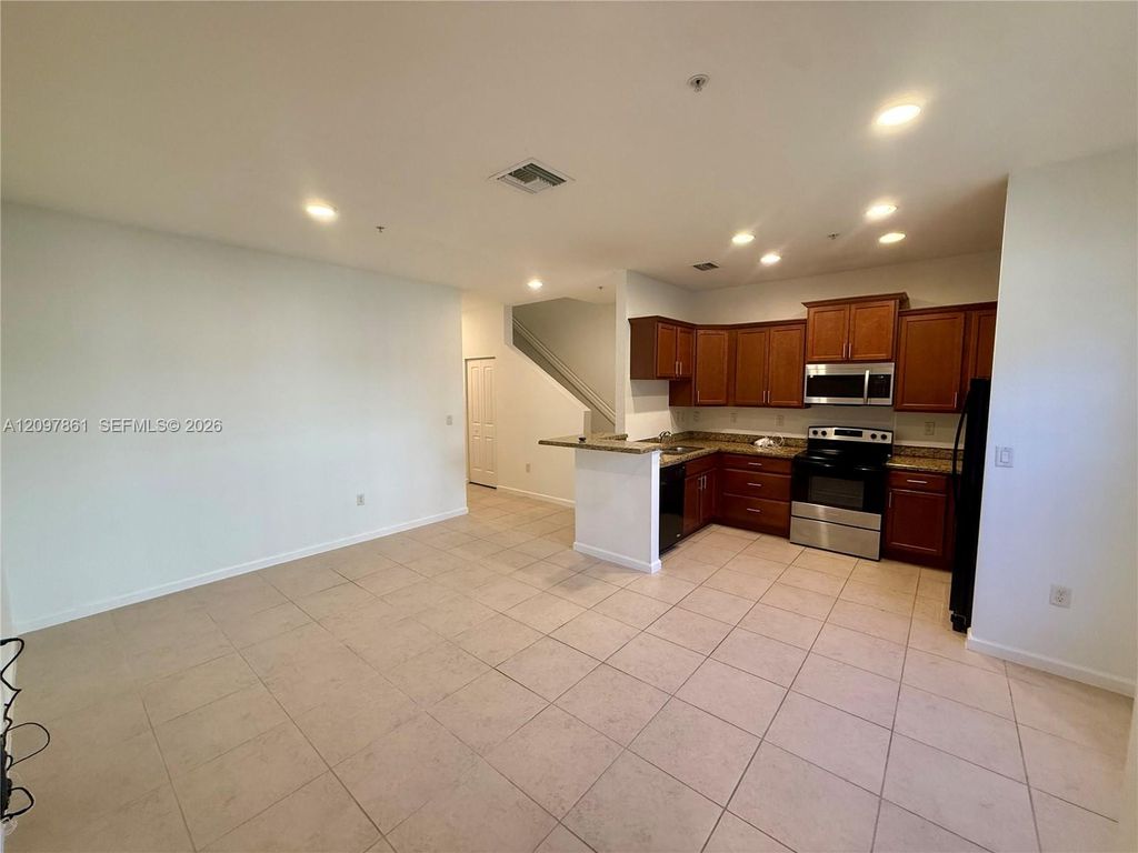 626 SW 3rd Ave, photo 6