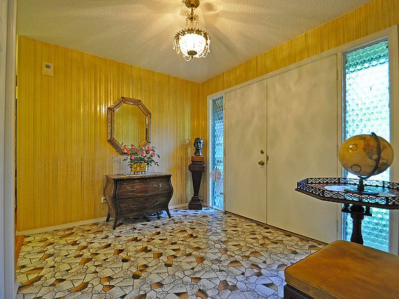 3rd image of 17662 Woodridge Ct