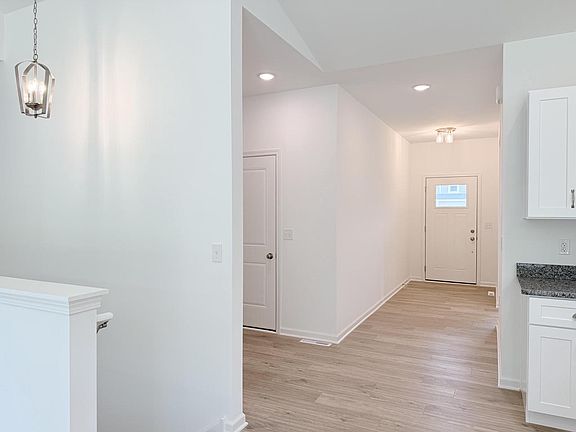 5th image of 1569 Meadowview COURT