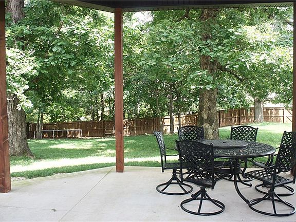 2nd image of 500 NE Lake Pointe Pl