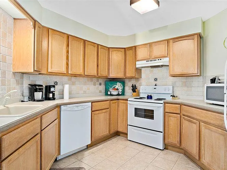 611A W Burk Ave — Photo 8