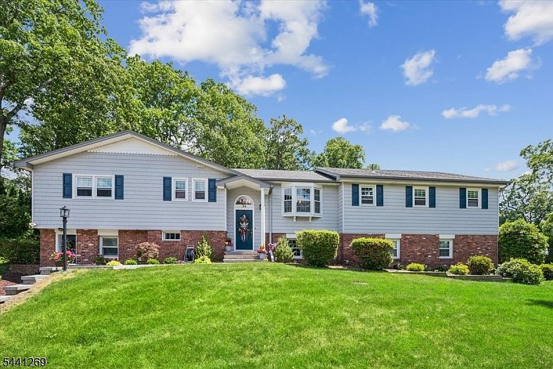 1st image of 34 Woodlawn Ter