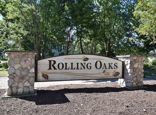 275 Rolling Oaks Dr, Burlington, IL 60109