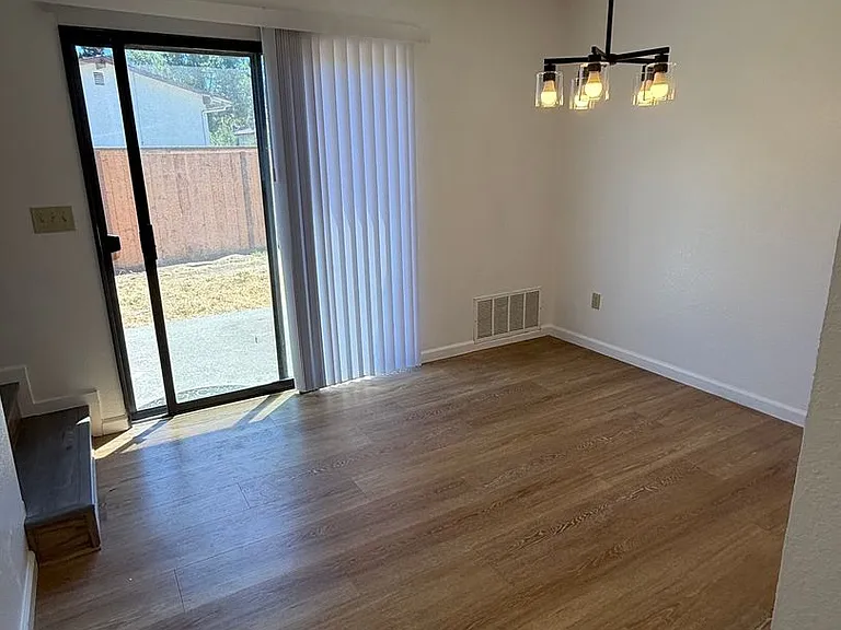 1930 Manor Pl — Photo 13