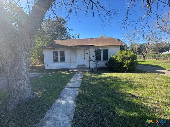 426 N Vaughan Ave, Seguin, TX 78155