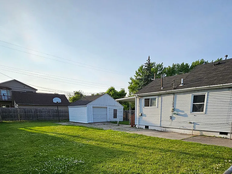 17535 Prospect St — Photo 22