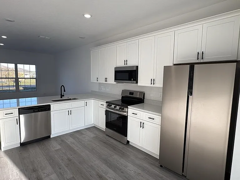 833 Colville Dr — Photo 7
