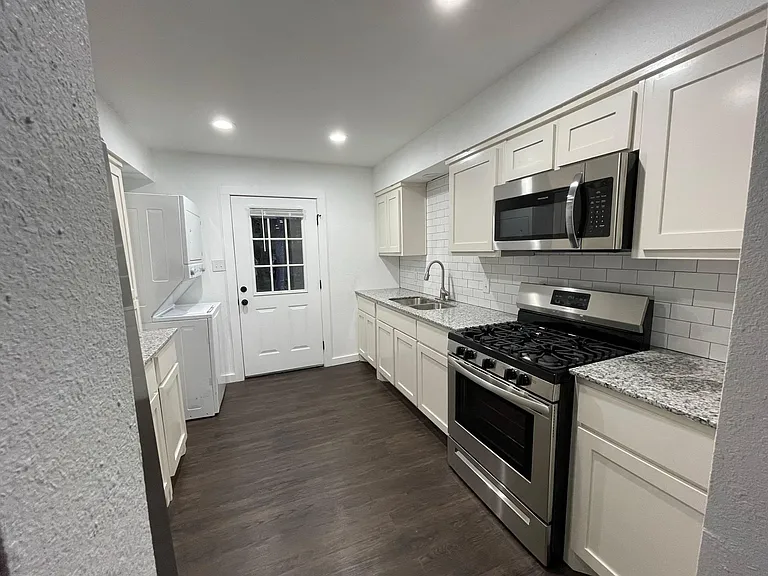203 Holcomb Ave #203 — Photo 2