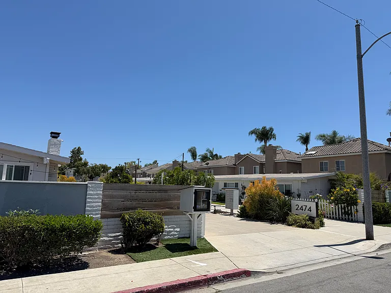 2474 Elden Ave #B — Photo 2