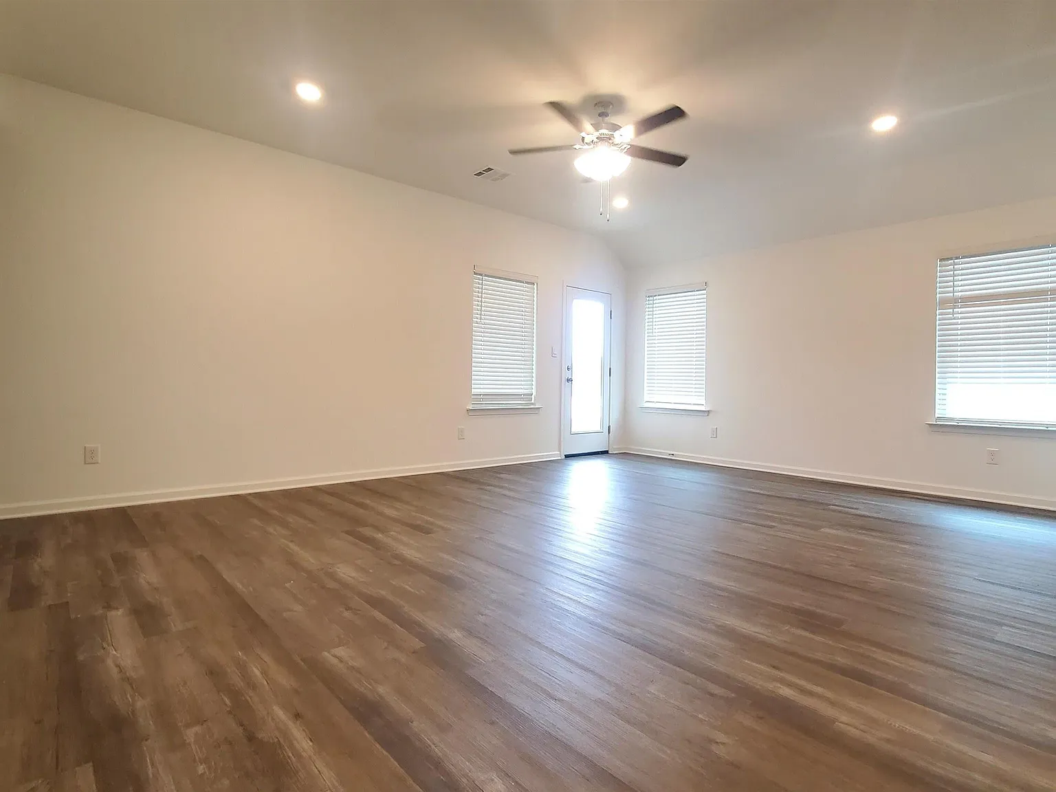 4 bed, 2087 sqft, $2,500 — Photo 3