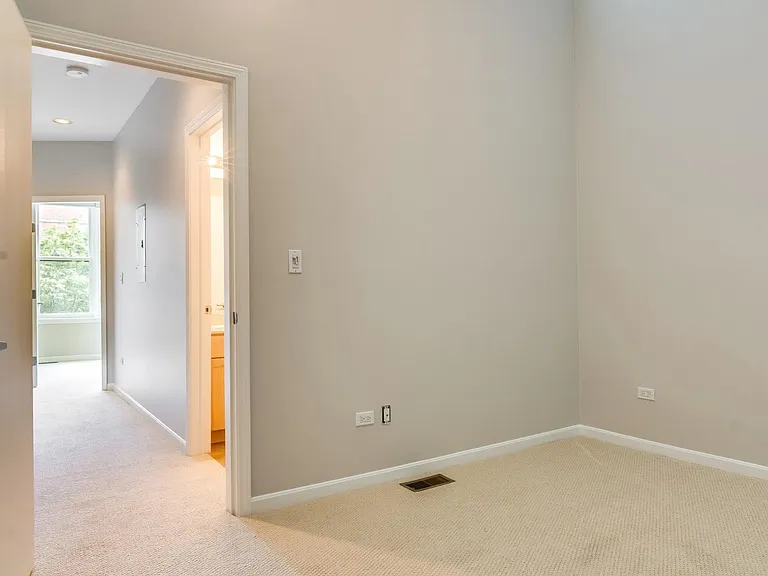 944 N Crosby St — Photo 20