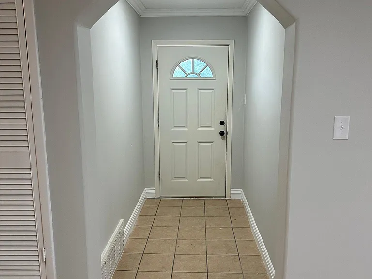 401 Rolling Hills Dr — Photo 3