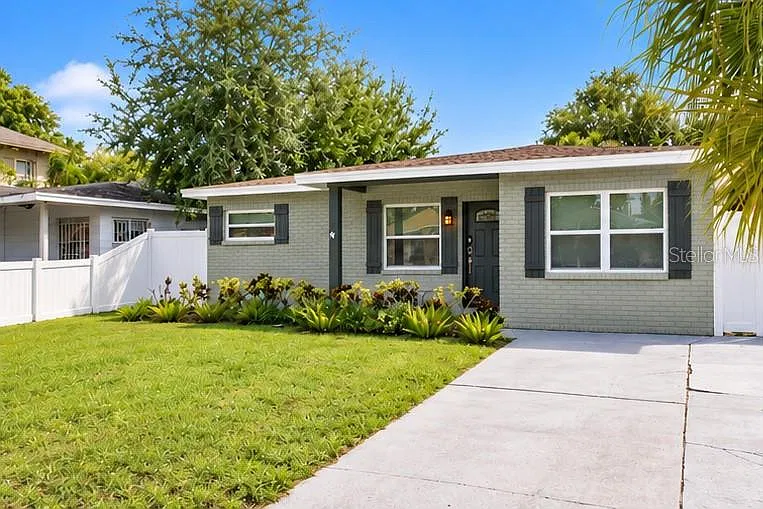 4 bed, 2.0 bath, 1605 sqft, $3,400 — Photo 1