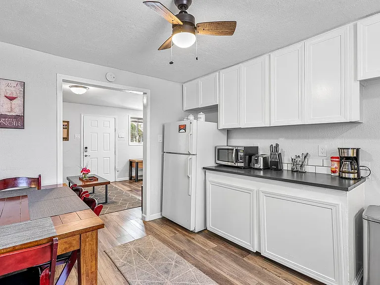 1216 Trinity St — Photo 15