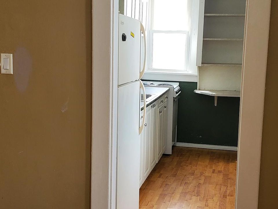 Kitchen entering from Livingroom