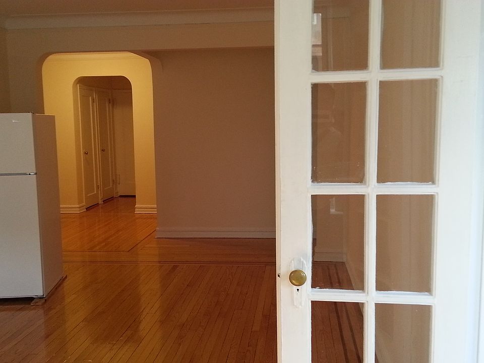 liv room  entry way  french 
