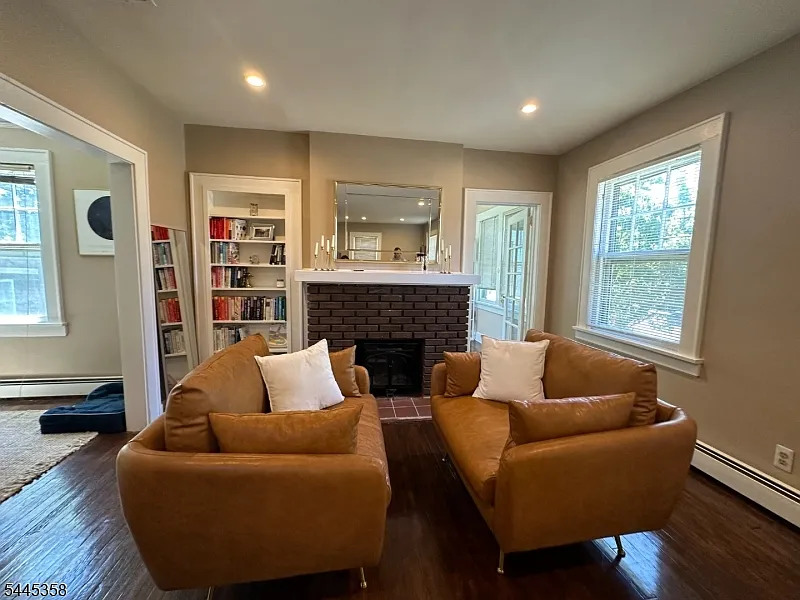 3 bed, 1.5 bath, $4,350 — Photo 4