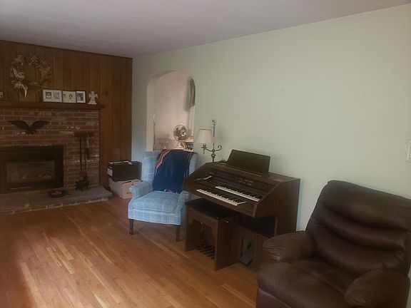 3rd image of 25 Fisher Ave