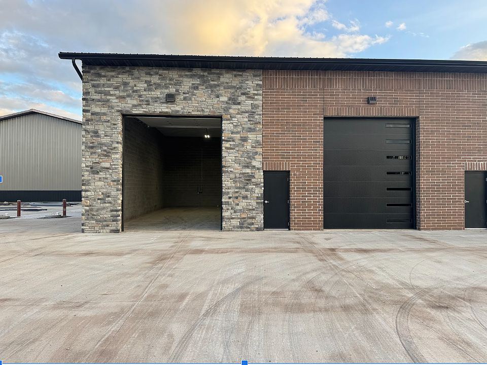 Units 6/5 - 1,250 SF (25'x50') 
- Heated with electric 
- One 12'x14' overhead garage door 
- Lease Rate: $800/month