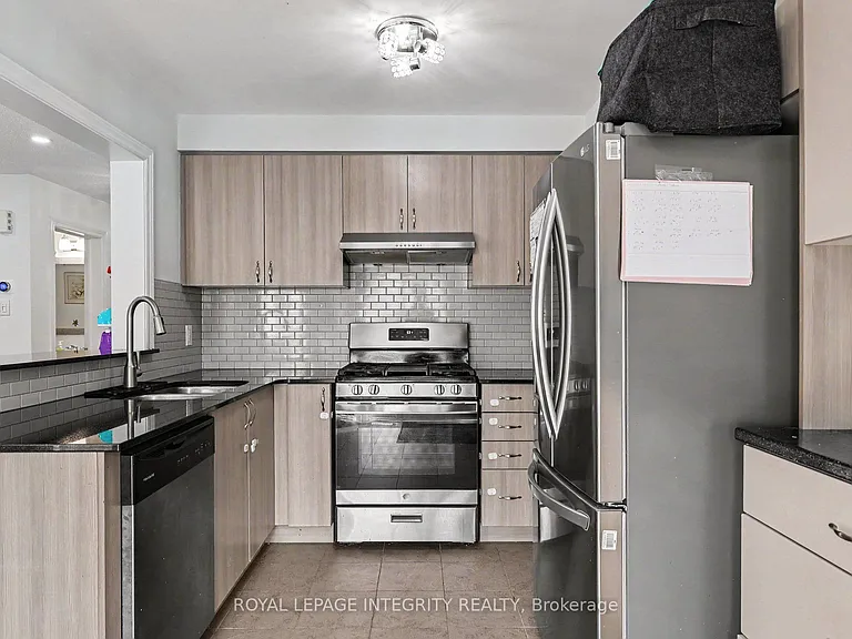 555 Foxlight Cir — Photo 9